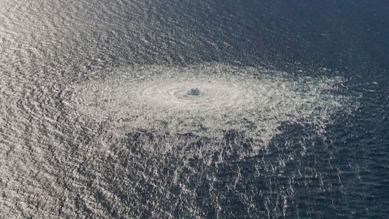 Danimarka'nın Bornholm adası açıklarında, iki doğal gaz boru hattında meydana gelen bir dizi sıra dışı sızıntının ardından denizde büyük bir çalkantı görüldü.  Resim: AP