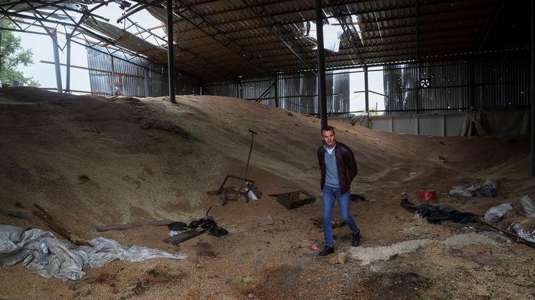 Vitali Orlov pășește în silozurile sale de cereale distruse, pe fondul atacului Rusiei asupra Ucrainei, în satul Nova Husarivka, recent eliberat de forțele armate ucrainene, în regiunea Harkiv, Ucraina, 15 septembrie 2022. REUTERS/Gleb Garanich