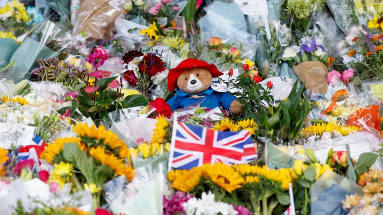Una muñeca Paddington Bear se coloca en un tributo floral en Sandringham Gardens luego de la muerte de la reina Isabel de Gran Bretaña, en el este de Inglaterra, Gran Bretaña, el 13 de septiembre de 2022.  REUTERS/Peter Cziborra