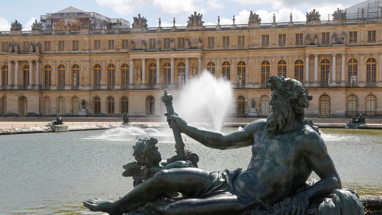 Le château de Versailles (château de Versailles) est vu le jour de sa réouverture à Versailles, près de Paris, à la suite de l'épidémie de la maladie à coronavirus (COVID-19) en France, le 6 juin 2020. REUTERS/Charles Platiau