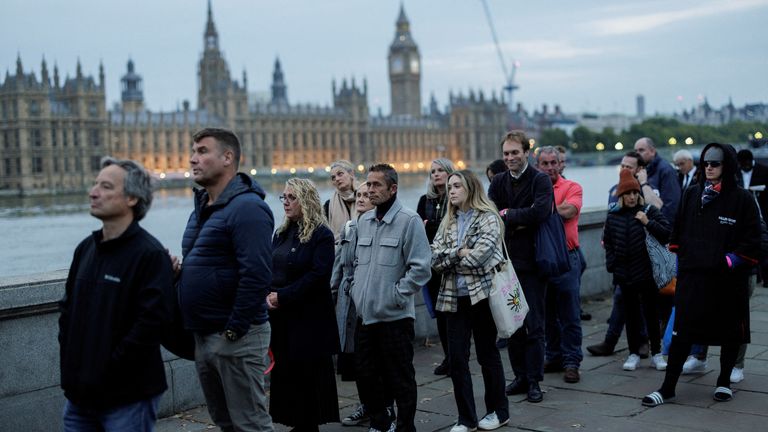 People line up to pay their respects to Britain's Queen Elizabeth after her death, in London, Britain September 15, 2022. TPX PHOTOS OF REUTERS / Alkis Konstantinidis of the DAY