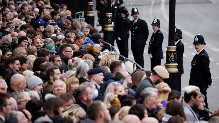 Des policiers montent la garde le jour des funérailles d'État et de l'enterrement de la reine Elizabeth de Grande-Bretagne, à Londres, en Grande-Bretagne, le 19 septembre 2022. REUTERS/Alkis Konstantinidis/Pool