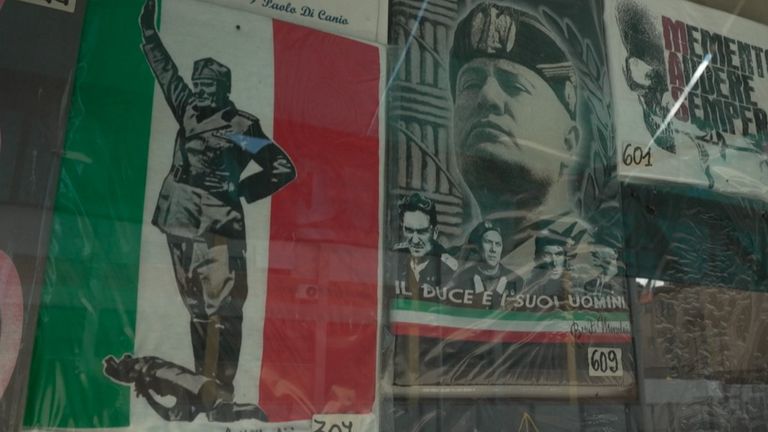 Mussolini "hediyelik eşya" Predappio, İtalya'da bir dükkanda