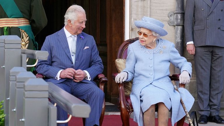 El Príncipe Carlos de Gran Bretaña y la Reina Isabel de Gran Bretaña participan en el Desfile Reddendo de la Guardia del Cuerpo de la Reina de Escocia (también conocida como la Compañía Real de Arqueros) en los jardines del Palacio de Holyroodhouse, Edimburgo, Escocia.  , Gran Bretaña, 30 de junio de 2022. REUTERS por Jane Barlow/Poole