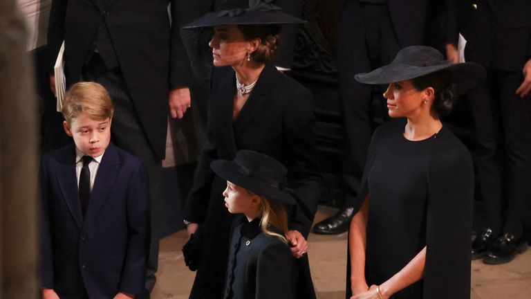 Catherine, princesse de Galles de Grande-Bretagne, Meghan, duchesse de Sussex, le prince George et la princesse Charlotte assistent, le jour des funérailles d'État et de l'enterrement de la reine Elizabeth de Grande-Bretagne, à l'abbaye de Westminster à Londres, en Grande-Bretagne, en septembre 19, 2022. REUTERS/Phil Noble/Piscine