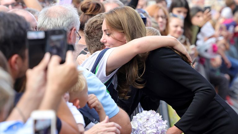 Den nya prinsessan av Wales hälsade folkmassorna i Windsor på lördagen