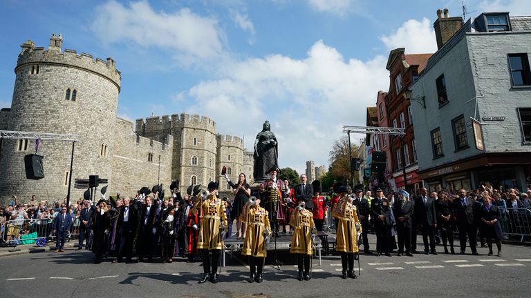 Des dignitaires locaux applaudissent trois fois le roi Charles III à la suite d'une cérémonie de proclamation d'adhésion au château de Windsor, proclamant publiquement le roi Charles III comme nouveau monarque.  Date de la photo : dimanche 11 septembre 2022.