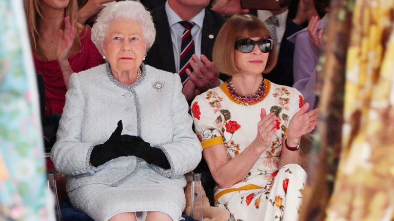 Mbretëresha Elizabeth ulet me redaktoren e modës së Vogue Anna Wintour në rreshtin e parë në Javën e Modës në Londër në 2018. Foto: AP