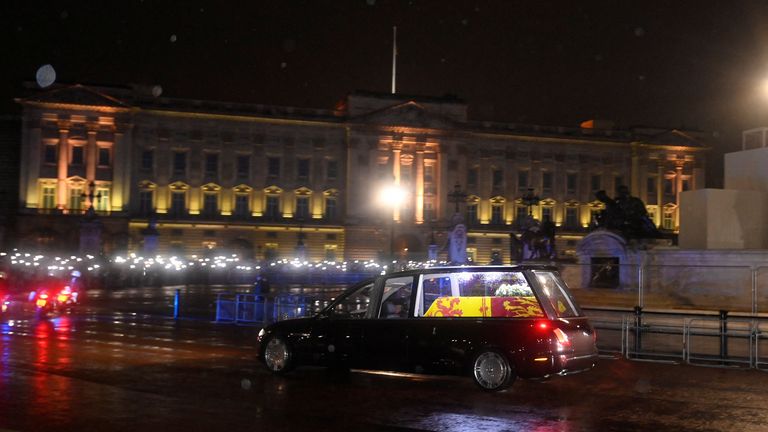 The hearse carrying the coffin of Britain&#39;s Queen Elizabeth arrives at the Buckingham Palace, following her death, in London, Britain September 13, 2022. REUTERS/Toby Melville
