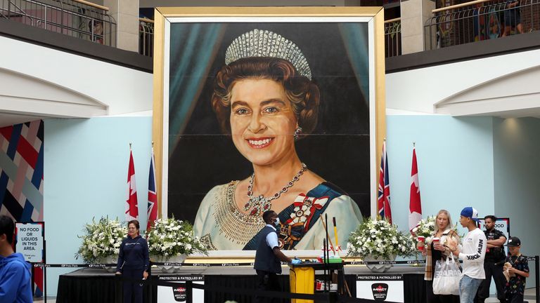 Gilbert Burch tarafından Winnipeg, Manitoba, Kanada'daki bir alışveriş merkezinde boyanmış Kraliçe'nin 5 metrelik bir görüntüsü