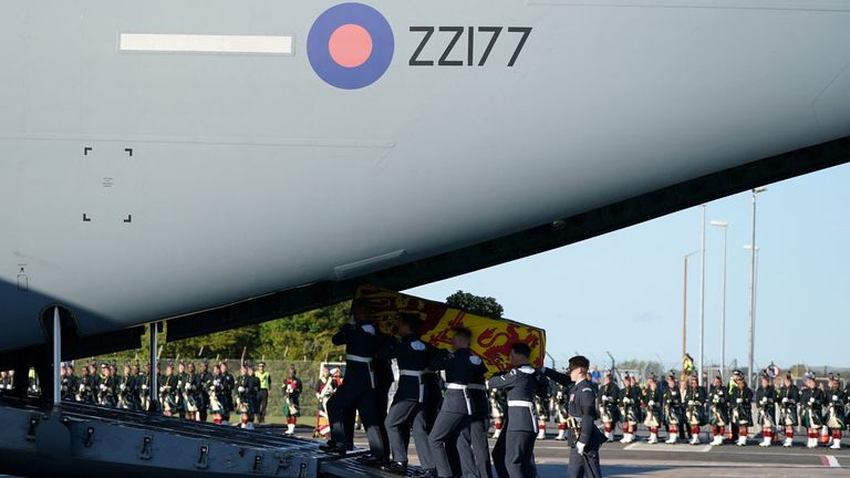 The Queen&#39;s coffin is carried aboard a RAF aircraft at Edinburgh airport