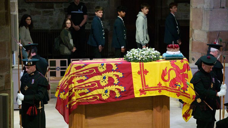 Members of the public file past the coffin of Queen Elizabeth II in St Giles&#39; Cathedral, Edinburgh, as it lies at rest. Picture date: Monday September 12, 2022.