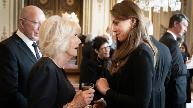 Kraliçe Eşi ve Galler Prensesi, Londra'daki Buckingham Sarayı'nda İngiliz Milletler Topluluğu ülkelerinin genel valileri için düzenlenen öğle yemeği sırasında.  Resim tarihi: 17 Eylül 2022 Cumartesi. Stefan Rousseau/Havuz, REUTERS aracılığıyla