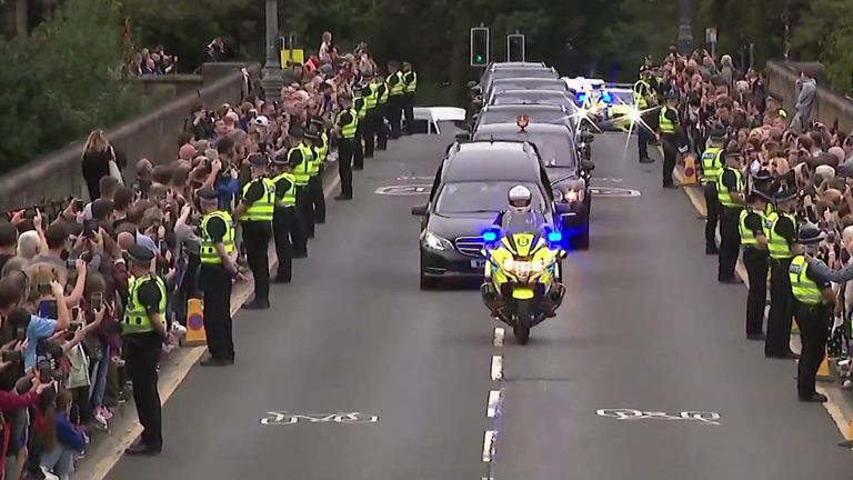 Queen arrives in edinburgh