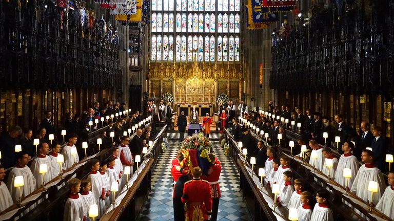 El nombre de la reina está inscrito en la piedra del libro mayor de la iglesia de Windsor junto con los nombres de sus padres y esposo Noticias del Reino Unido