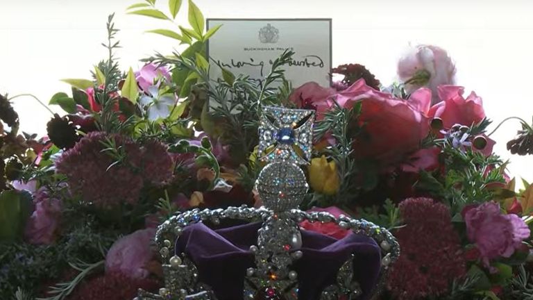 The Queen&#39;s crown and flowers were placed on her coffin
