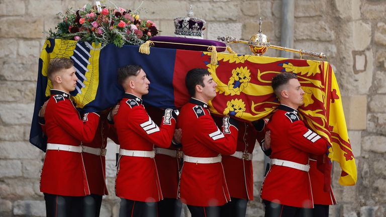 Pall bearers carry the coffin of Britain&#39;s Queen Elizabeth out of Westminster Abbey on the day of the state funeral and burial of Britain&#39;s Queen Elizabeth, in London, Britain, September 19, 2022 REUTERS/John Sibley
