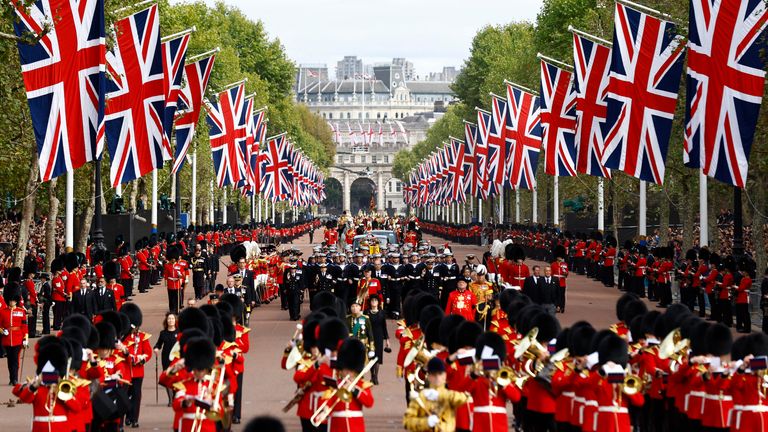 The coffin of Britain&#39;s Queen Elizabeth is pulled along The Mall by Royal Navy service personnel during the funeral procession, on the day of the state funeral and burial of Britain&#39;s Queen Elizabeth, in London, Britain, September 19, 2022 REUTERS/Andrew Boyers