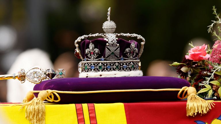 The Imperial State Crown rests on the coffin of Britain&#39;s Queen Elizabeth during the funeral procession, on the day of the state funeral and burial of Britain&#39;s Queen Elizabeth, in London, Britain, September 19, 2022 REUTERS/Peter Cziborra