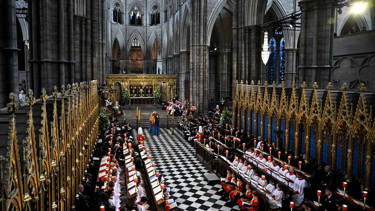 A general view shows the coffin of Queen Elizabeth II, clad in Royal Standard robes, lying at Westminster Abbey in London on September 19, 2022, surrounded by members of the Royal family family, at the State Funeral.  BEN STANSALL / Pool via REUTERS