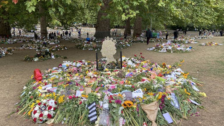 Des milliers de personnes en deuil ont laissé des fleurs depuis la mort de la reine 