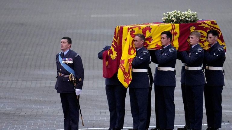 Queen’s coffin arrives in London | News UK Video News | Sky News