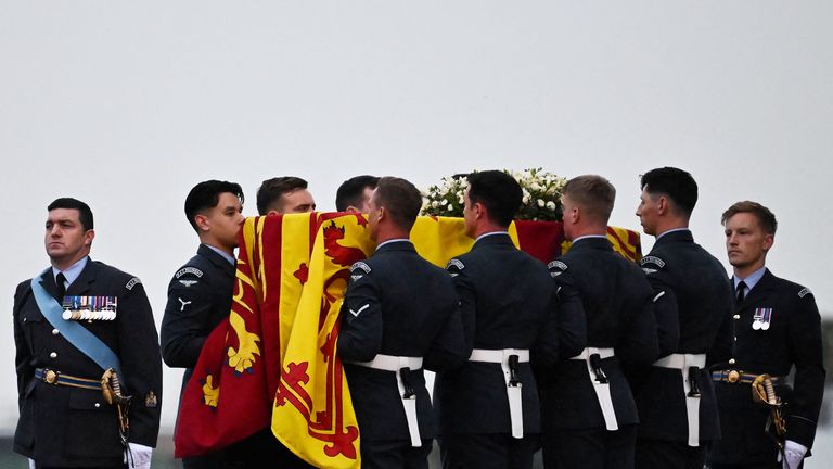 Pallbearers from the Queen&#39;s Colour Squadron (63 Squadron RAF Regiment) carry the coffin of Queen Elizabeth II to the Royal Hearse having removed it from the C-17 at the Royal Air Force Northolt airbase on September 13, 2022, before it is taken to Buckingham Palace, to rest in the Bow Room. BEN STANSALL/Pool via REUTERS