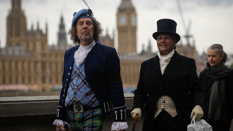 People queue to pay their respects to the Queen. Pic: OLIVIER HOSLET/EPA-EFE/Shutterstock