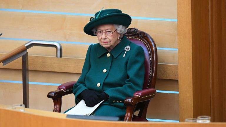 Na foto em 2021, a rainha se preparando para fazer um discurso no parlamento escocês