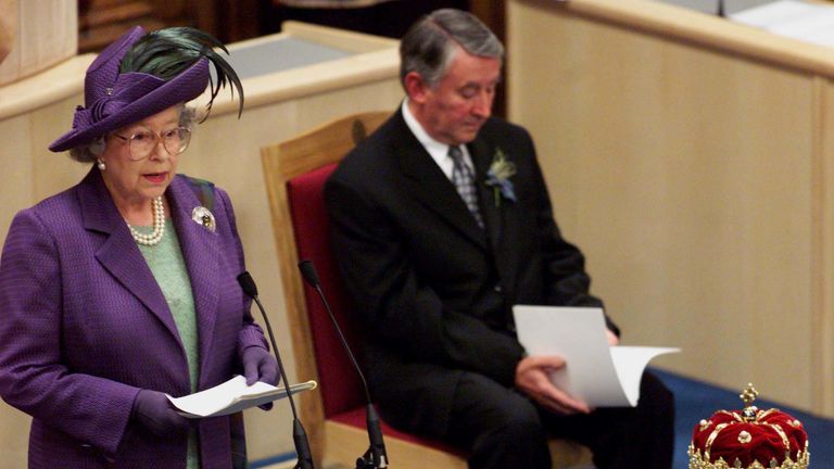 A rainha na abertura do parlamento escocês em 1999
