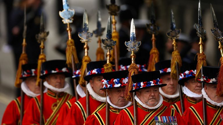 Des membres des Yeomen of the Guard défilent, le jour des funérailles d'État et de l'enterrement de la reine Elizabeth de Grande-Bretagne, devant l'abbaye de Westminster à Londres, en Grande-Bretagne, le 19 septembre 2022. REUTERS/Kai Pfaffenbach