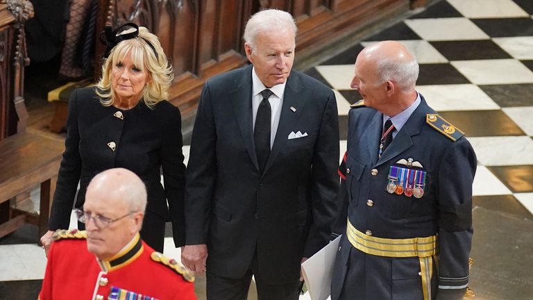 Le président américain Joe Biden (au centre) et la première dame Jill Biden arrivent aux funérailles d'État de la reine Elizabeth II, tenues à l'abbaye de Westminster, à Londres.  Date de la photo : lundi 19 septembre 2022.