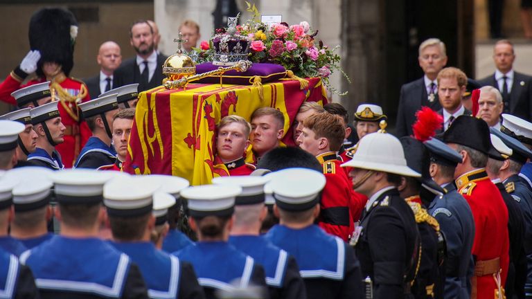 Kraliçe II. Elizabeth'in tabutu, 19 Eylül 2022 Pazartesi günü Londra'nın merkezindeki Westminster Abbey'deki cenaze töreni sırasında bir top arabasına yerleştirildi. 8 Eylül'de 96 yaşında ölen Kraliçe, merhum kocasıyla birlikte Windsor'da toprağa verilecek. , geçen yıl ölen Prens Philip.  REUTERS aracılığıyla Emilio Morenatti/Havuz