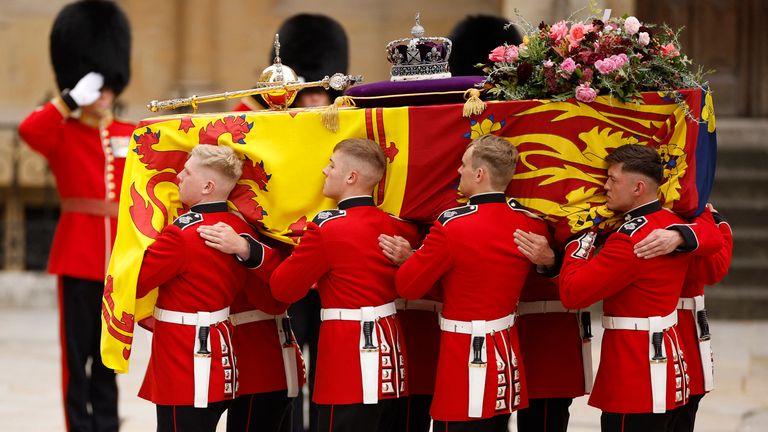 Pallbearers of Britain's Queen Elizabeth carry the coffin of Britain's Queen Elizabeth into Westminster Abbey during the state funeral of Britain's Queen Elizabeth in London, Britain September 19, 2022. REUTERS/John Sibley