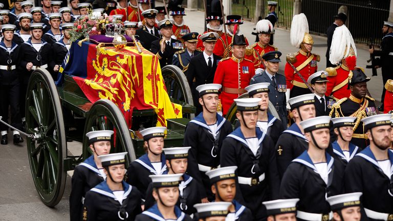 The coffin of Britain's Queen Elizabeth is carried in the procession to Westminster Abbey on the day of the state funeral and burial of Britain's Queen Elizabeth, in London, Britain, September 19, 2022 REUTERS/John Sibley