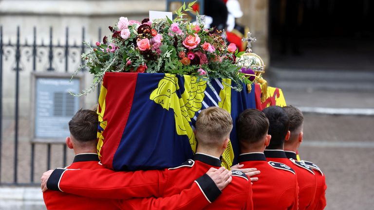 The coffin of Britain&#39;s Queen Elizabeth is carried into the Westminster Abbey on the day of her state funeral and burial, in London, Britain, September 19, 2022. REUTERS/Hannah McKay/Pool