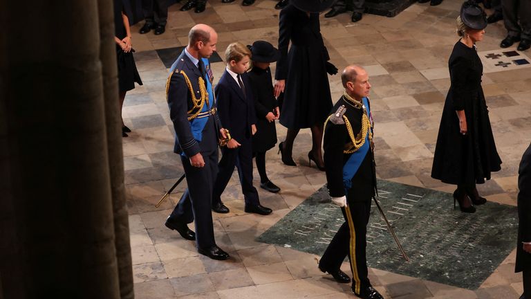 William, prince de Galles, Catherine, princesse de Galles, prince George et princesse Charlotte, de Grande-Bretagne, assistent le jour des funérailles d'État et de l'enterrement de la reine Elizabeth de Grande-Bretagne, à l'abbaye de Westminster à Londres, en Grande-Bretagne, 19 septembre 2022. REUTERS/Phil Noble/Piscine