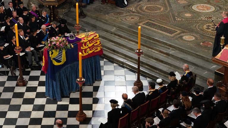 Londra'daki Westminster Abbey'de düzenlenen Kraliçe II. Elizabeth'in Devlet Cenazesi'nde sunağın yanına yerleştirilen tabutun genel görünümü.  Resim tarihi: 19 Eylül 2022 Pazartesi.