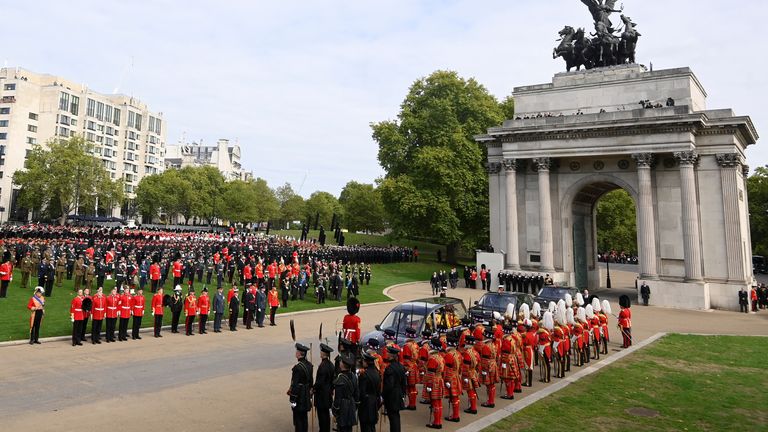 Members of the British royal family and members of the military stand as the coffin of Britain&#39;s Queen Elizabeth is placed in a hearse to be taken from Wellington Arch to Windsor Castle on the day of her state funeral and burial, in London, Britain, September 19, 2022 REUTERS/Toby Melville