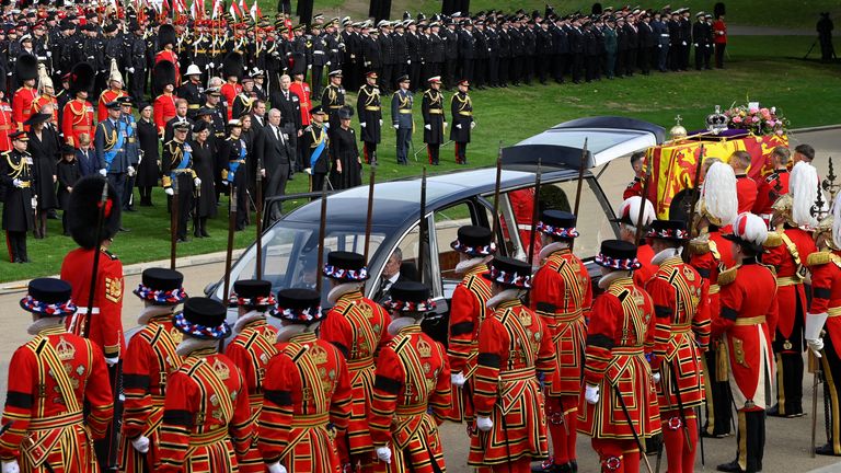Members of the British royal family and members of the military stand as the coffin of Britain&#39;s Queen Elizabeth is carried to a hearse to be taken from Wellington Arch to Windsor Castle on the day of her state funeral and burial, in London, Britain, September 19, 2022 REUTERS/Toby Melville