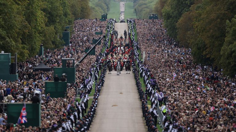 La chaise se déplace le long de la longue passerelle alors qu'elle se dirige vers le château de Windsor, le jour des funérailles d'État pour l'enterrement de la reine Elizabeth à Windsor, en Grande-Bretagne, le 19 septembre 2022. REUTERS/Carl Reisen