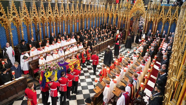 El ataúd de la reina Isabel II, encerrado en un estandarte real con la Corona, el Orbe y el Cetro del Estado Imperial, fue llevado desde su funeral de estado en la Abadía de Westminster en Londres.  Fecha de la foto: lunes 19 de septiembre de 2022. Dominic Lipinski / Pool vía REUTERS