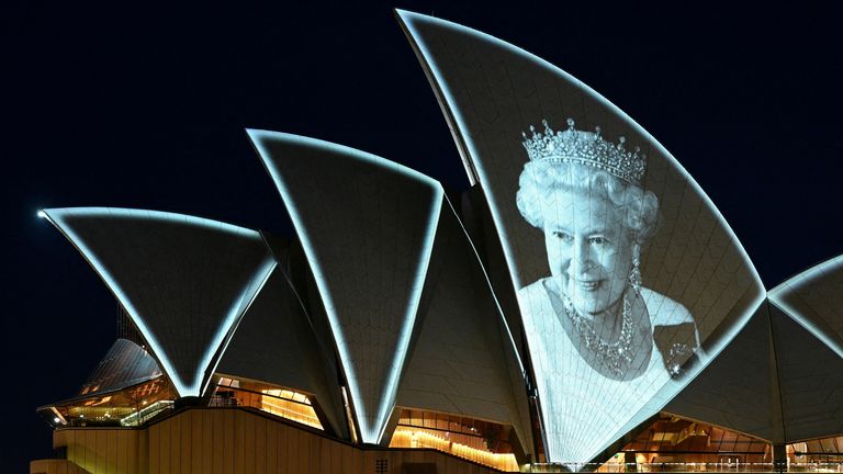 Ratu diterangi di layar Sydney Opera House