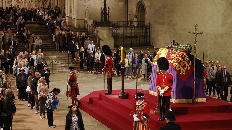 Des membres du public défilent devant le cercueil de la reine Elizabeth II, drapé de l'étendard royal avec la couronne d'État impériale et l'orbe et le sceptre du souverain, allongés en état sur le catafalque de Westminster Hall, au palais de Westminster, à Londres, devant ses obsèques lundi.  Date de la photo : jeudi 15 septembre 2022.