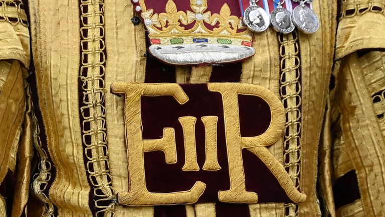 Seorang anggota band mengenakan kostum seremonial dengan pedang kerajaan mendiang Ratu Elizabeth II selama pengumuman aksesi Raja Charles III di Royal Exchange di Kota London.  Tanggal foto: Sabtu 10 September 2022.