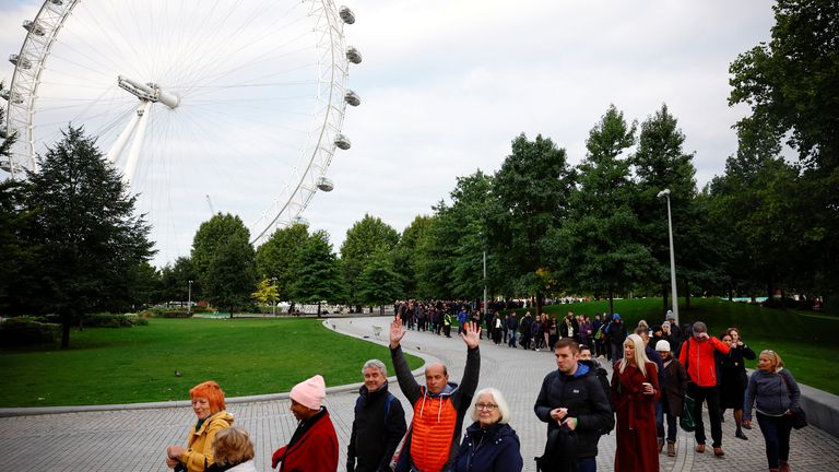 People queue to pay their respects following the death of Britain&#39;s Queen Elizabeth, in London, Britain, September 16, 2022. REUTERS/Sarah Meyssonnier
