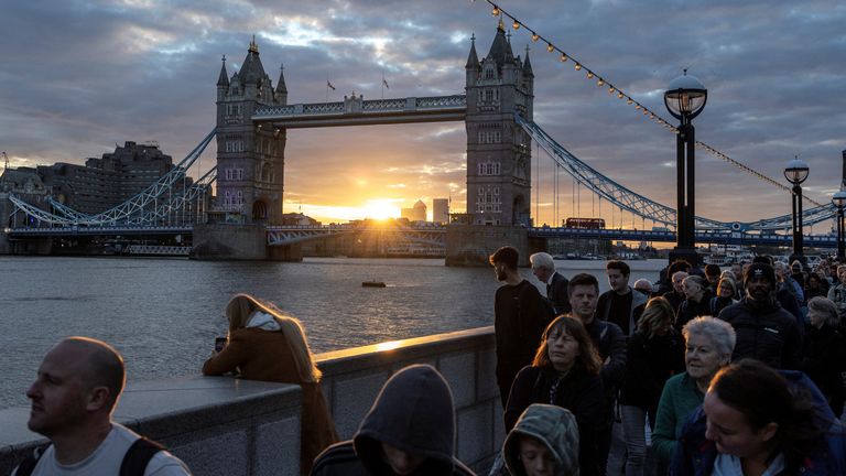 People queue near Tower Bridge to pay their respects following the death of Britain&#39;s Queen Elizabeth, in London, Britain, September 16, 2022. REUTERS/Alkis Konstantinidis
