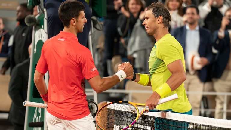 31 Mayıs 2022;  Paris, Fransa;  Rafael Nadal (ESP), Fransa Açık'ın 10. gününde Stade Roland-Garros'ta oynadıkları maçın ardından Novak Djokovic (SRB) ile ağda.  Nadal 6-2, 4-6, 6-2, 7-6 (4) kazandı.  Zorunlu Kredi: Susan Mullane-USA TODAY Sports
