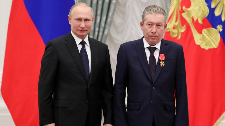 Ravil Maganov, right, with Russian President Vladimir Putin in 2019