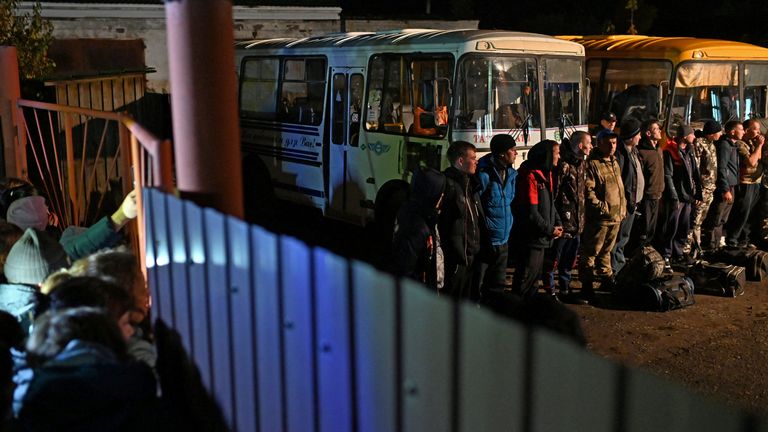 Reservists drafted during the partial mobilisation line up outside a recruitment office in the Siberian town of Tara in the Omsk region, Russia September 26, 2022. REUTERS/Alexey Malgavko
